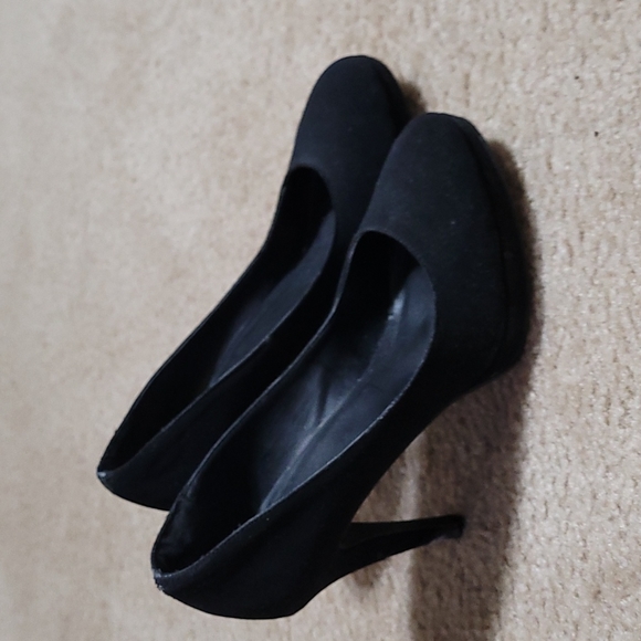 Women Heels 9 - Picture 3 of 4